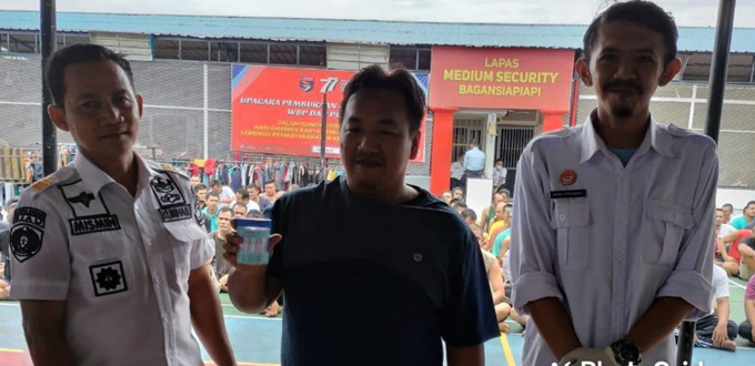 Kasi Adm Kamtib Lapas Kelas II A Bagansiapiapi Mismin Handoko SH mengawasi pelaksanaan tes urine terhadap salah seorang WBP Lapas Bagansiapiapi yang merupakan rangkaian dari kegiatan razia rutin yang digelar petugas lapas, Rabu (3/8/2022).